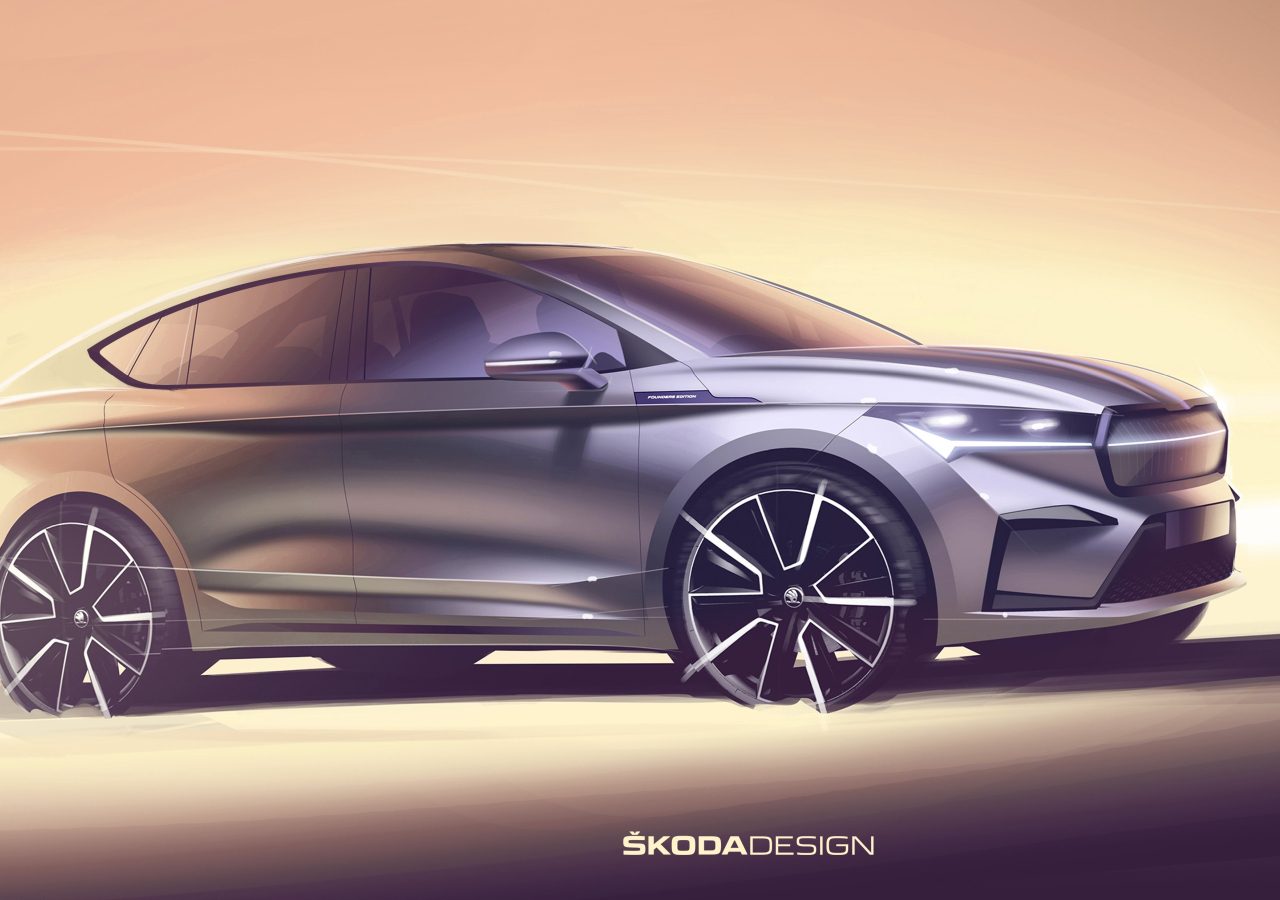 Een digitale weergave van de slanke, zilverkleurige Škoda Enyaq Coupé-conceptauto met een modern ontwerp, met grote zwarte lichtmetalen velgen en een gestroomlijnde carrosserie.