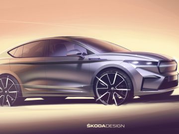 Een digitale weergave van de slanke, zilverkleurige Škoda Enyaq Coupé-conceptauto met een modern ontwerp, met grote zwarte lichtmetalen velgen en een gestroomlijnde carrosserie.