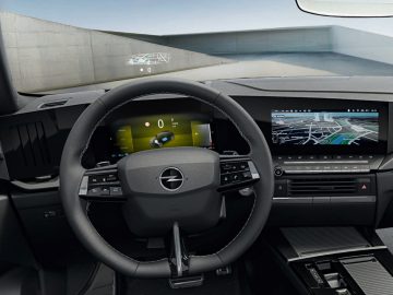 Weergave van een Opel Astra-dashboard met een stuur met gemonteerde bedieningselementen, een digitaal instrumentenpaneel en een centraal touchscreen met een navigatiekaart.