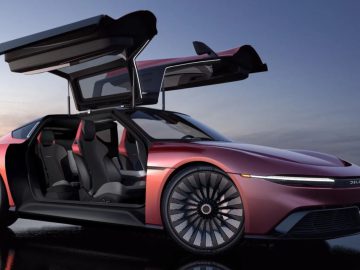 Een slanke, rode DeLorean EV Alpha5 met open vleugeldeuren, met een modern interieur met kuipstoelen, geparkeerd op een reflecterend oppervlak met een zonsondergang op de achtergrond.