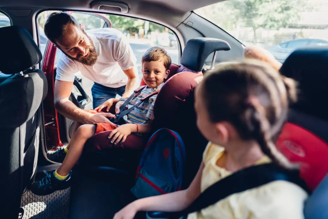 Wanneer mag een kind voorin auto?