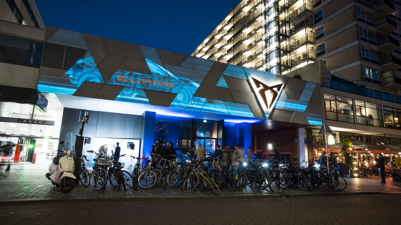 Cupra City Garage in Rotterdam is een hippe showroom, ontmoetingsplek
