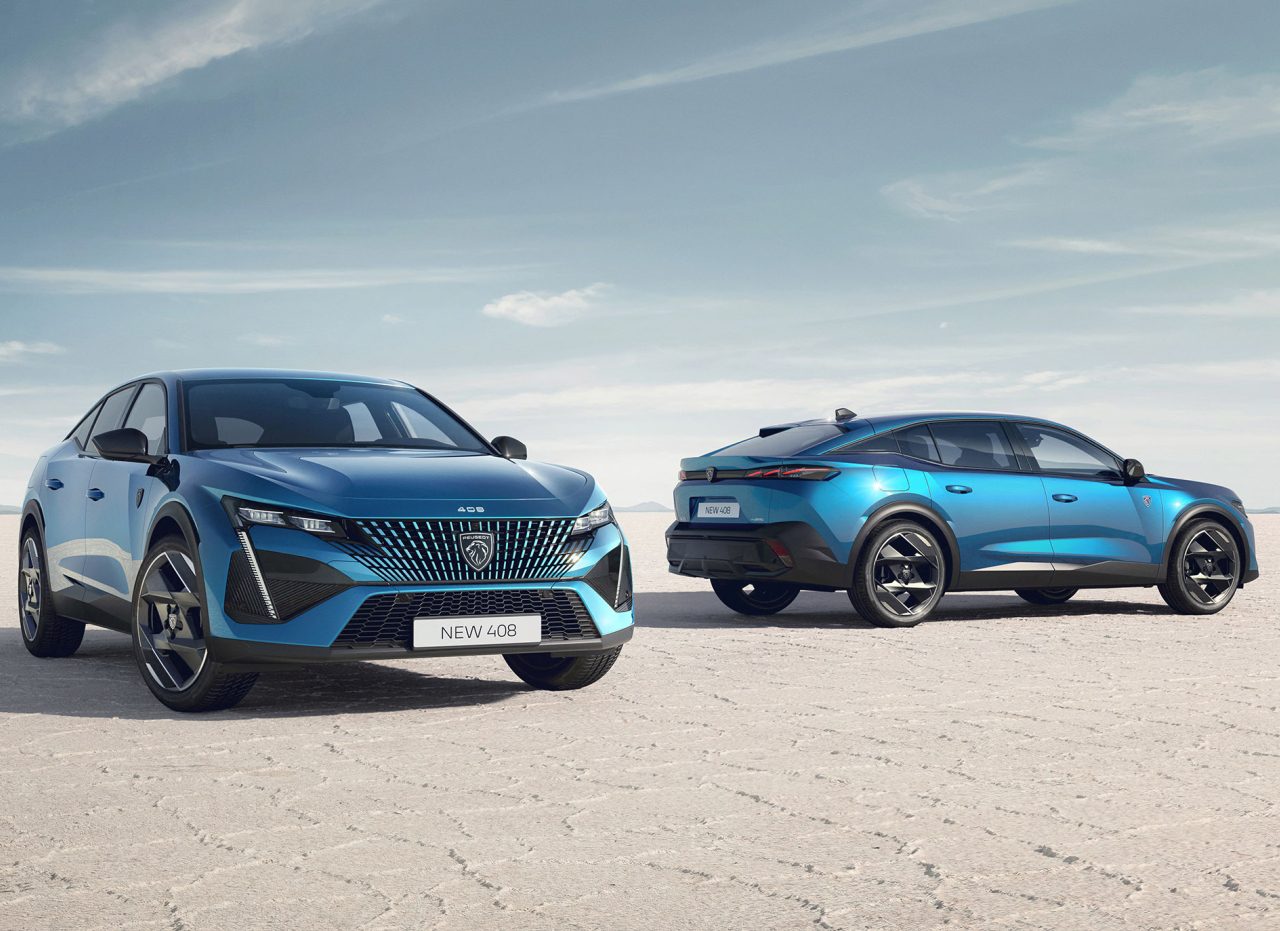 Twee blauwe moderne auto's, waaronder een strakke Peugeot 408, staan geparkeerd in een uitgestrekt, droog, woestijnachtig landschap onder een heldere hemel. De ene auto kijkt naar voren, terwijl de andere van achteren wordt getoond.