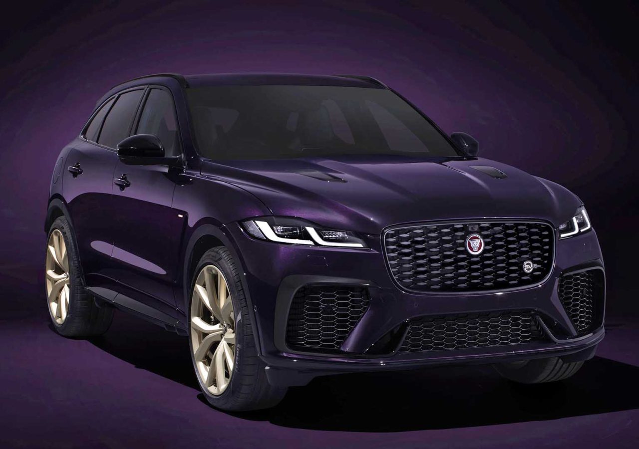 Een donkerpaarse Jaguar F-Pace SUV met een strak design en een grote grille wordt getoond tegen een bijpassende paarse achtergrond.