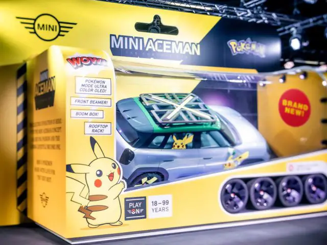 Er wordt een verpakte speelgoedauto met Mini Aceman Pokémon-thema en Pikachu-versieringen getoond. Het pakket bevat ook het MINI-logo en de leeftijdscategorie