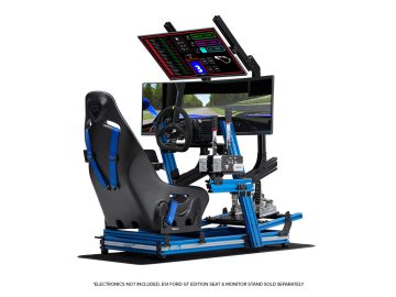 Ervaar de ultieme racesimulatoropstelling met een zwart-blauwe racestoel, drie monitoren, een stuur, pedalen en een versnellingspook op een stevig metalen frame. Monitoren geven meeslepende racegamegegevens weer. Elektronica niet inbegrepen.