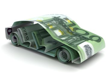 Een auto gemaakt van opgerolde en gevouwen eurobankbiljetten, genaamd "Auto Geld", wordt afgebeeld tegen een smetteloos witte achtergrond.