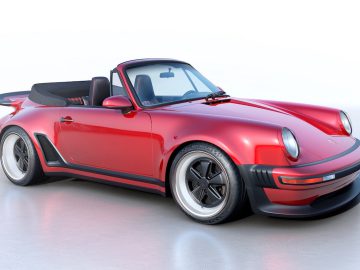 Een rode cabrioletsportwagen met zwarte bekleding en lichtmetalen velgen staat geparkeerd op een witte achtergrond, zo strak als een zanger die de hoge tonen haalt.