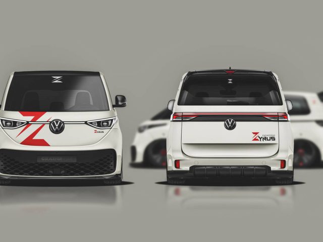 Voor- en achteraanzicht van twee witte Volkswagen ID. Buzz elektrische bestelwagens met rode 'Zyrus'-branding. Een ander voertuig is wazig op de achtergrond weergegeven.