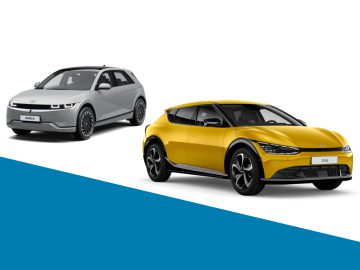 Twee elektrische auto's, een grijze en een gele, worden weergegeven tegen een witte achtergrond met een blauw diagonaal gedeelte onderaan de afbeelding, wat de trends in de autoverkoop van augustus 2022 weerspiegelt.