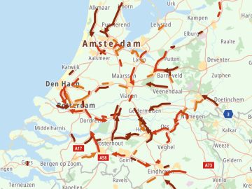 Een kaart van Nederland waarop de belangrijkste wegen met rode en bruine lijnen zijn gemarkeerd, die verkeersopstoppingen rond steden als Amsterdam, Rotterdam en Utrecht aangeven. Dit gedetailleerde overzicht van "bestanden" in Nederland geeft een duidelijk momentopname van de drukste routes.