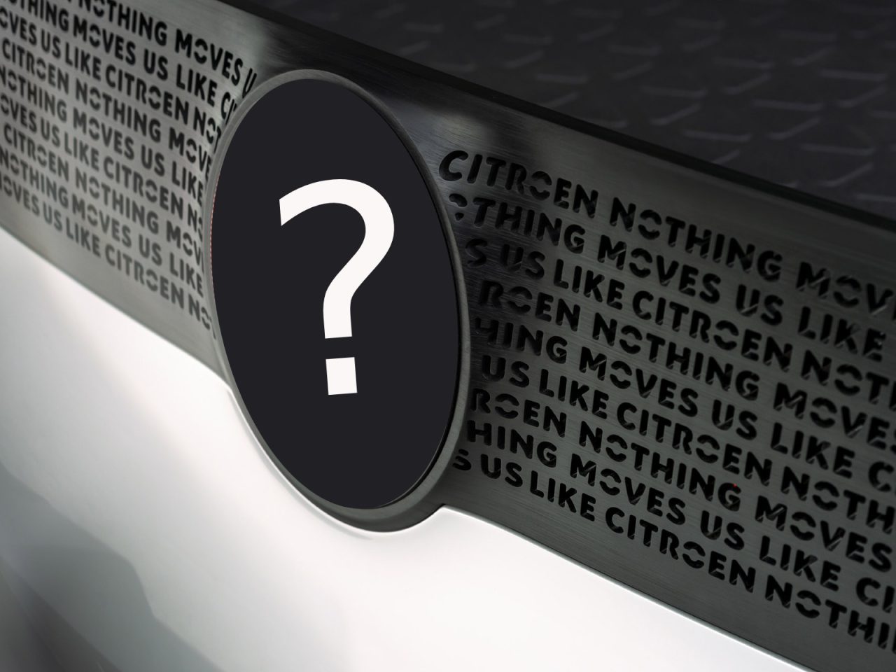 Close-up van de achterkant van een auto met een vraagteken in het midden. Op de achtergrond staat herhaalde tekst met de tekst: "CITROËN NOTHING MOVES US LIKE CITROËN.