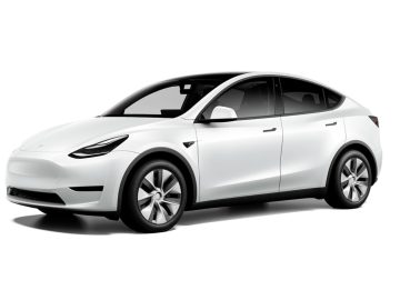 Een witte Tesla Model Y met een strak ontwerp, zwarte sieraccenten en grote lichtmetalen velgen, geparkeerd in een hoek waardoor de passagierszijde en voorkant zichtbaar zijn.