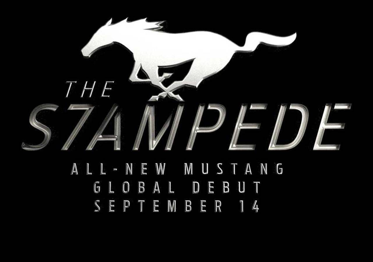 Logo met het silhouet van een galopperend paard en de tekst "The Stampede, All-New Ford Mustang, Global Debut, 14 september" op een zwarte achtergrond.
