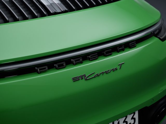 Close-up van de achterkant van een strakke groene Porsche 911 Carrera T, met de badges van de auto en een deel van de kentekenplaat.