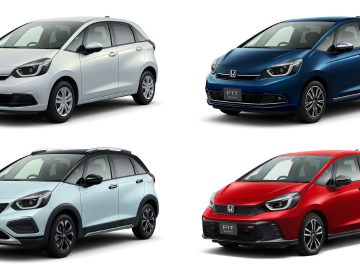 Vier compacte Honda Fit-auto's, waaronder de sportieve Honda Jazz RS, worden getoond in verschillende kleuren: wit (linksboven), blauw (rechtsboven), lichtblauw (linksonder) en rood (rechtsonder). Elke auto wordt weergegeven tegen een witte achtergrond.