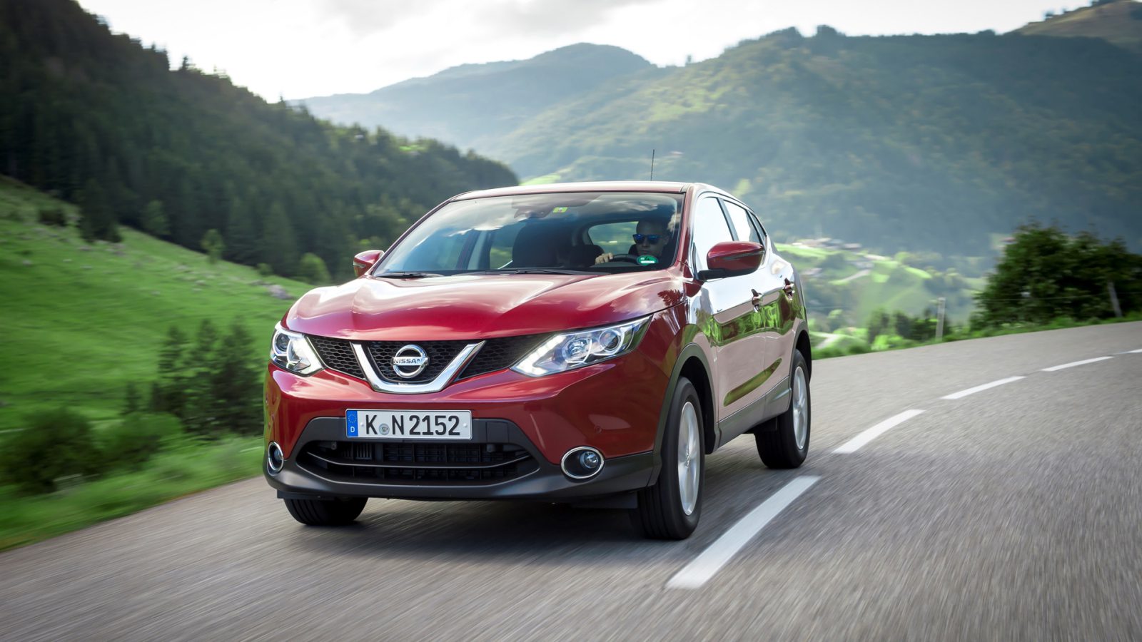 Rode Nissan Qashqai tweede generatie voorkant