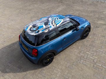 Een blauwe MINI met een dak met Rooftop-patroon.