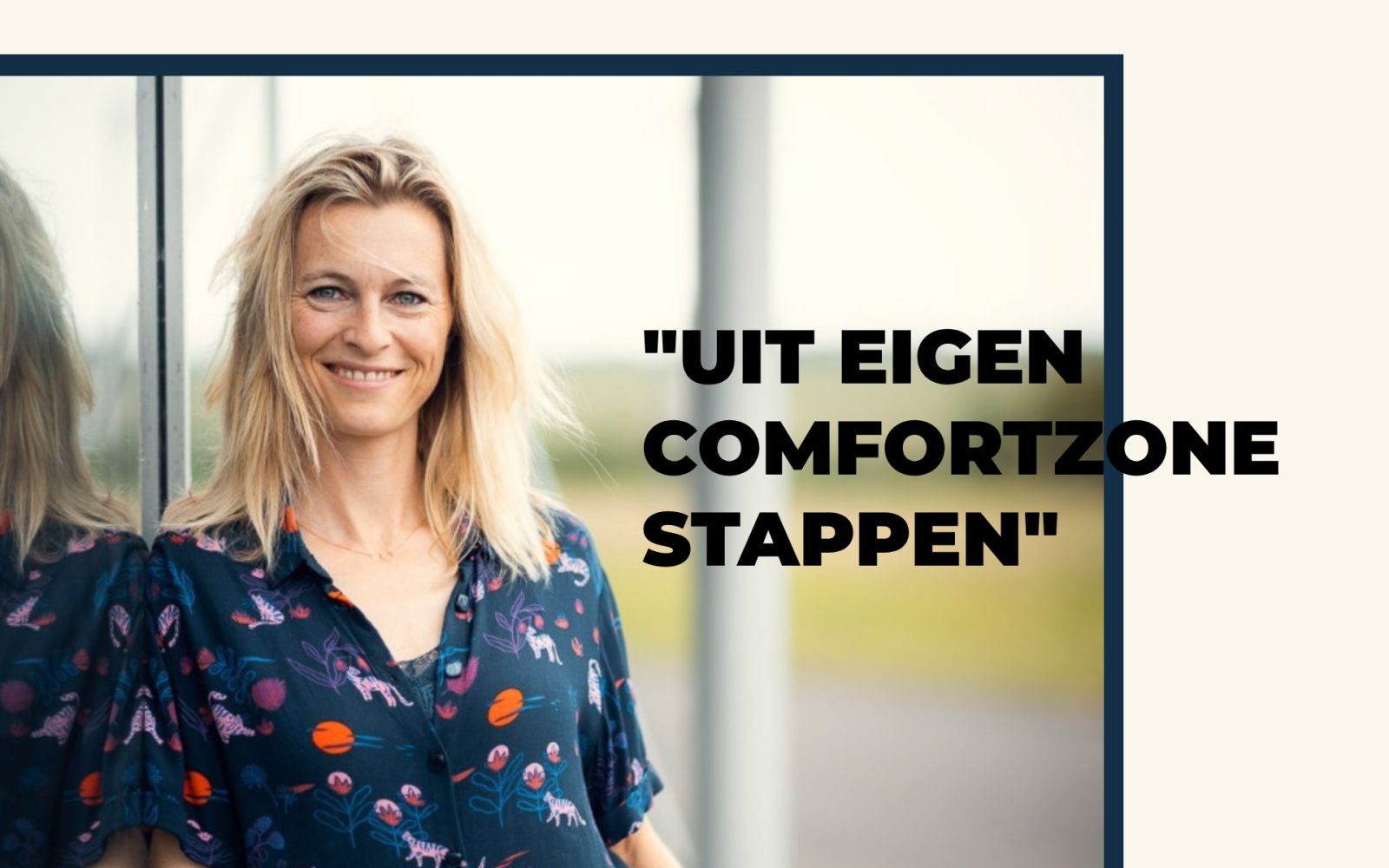 Een persoon met blond haar, gekleed in een donker shirt met kleurrijke patronen, staat naast een reflecterend oppervlak. Ernaast staat de tekst "UIT EIGEN COMFORTZONE STAPPEN", mogelijk geïnspireerd door Amber Donkervoort.