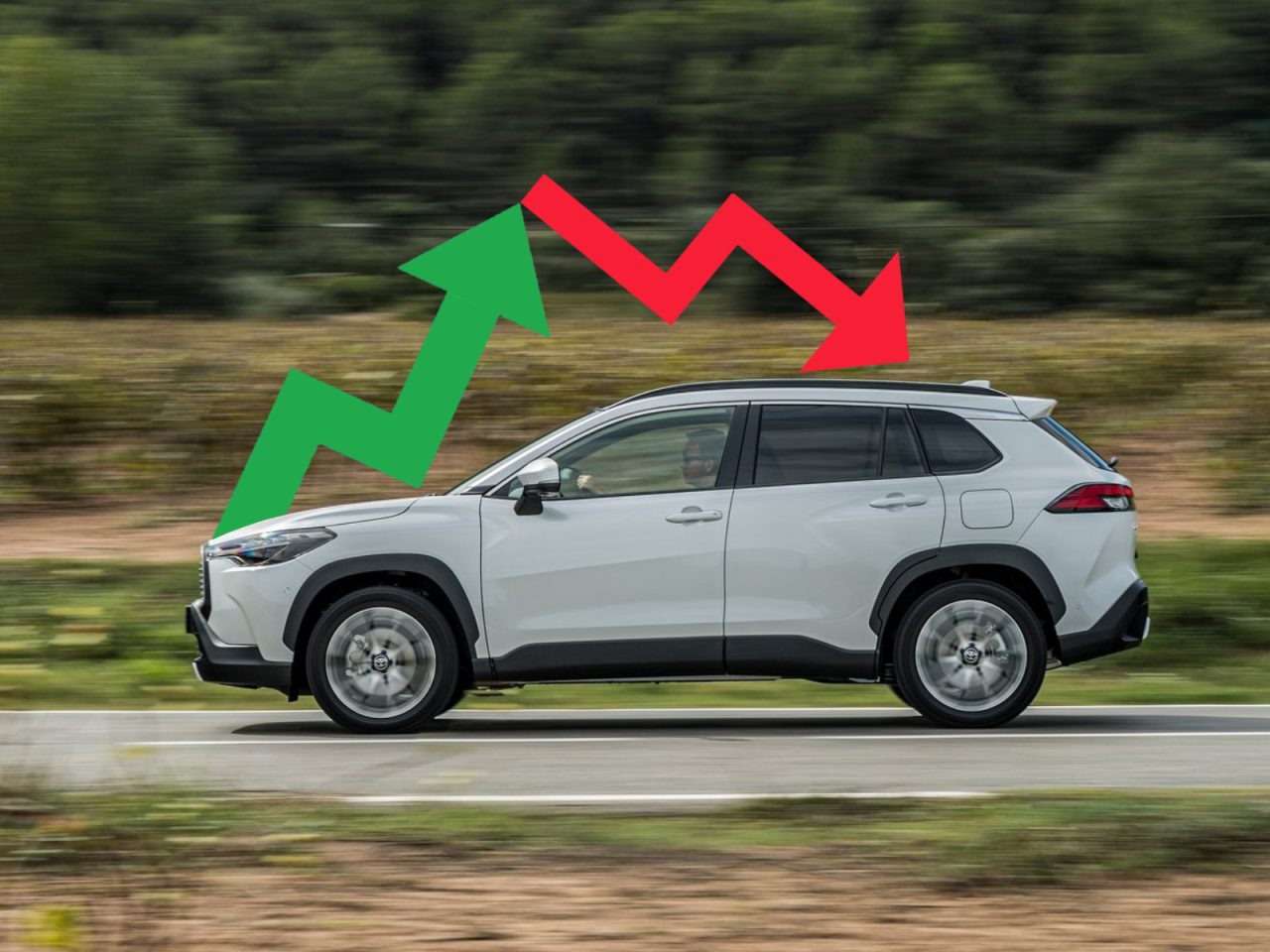 Een witte SUV die op een weg rijdt met groene pijlen omhoog en rode pijlen omlaag, die de fluctuerende trends in de autoverkoopcijfers 2023 symboliseren.