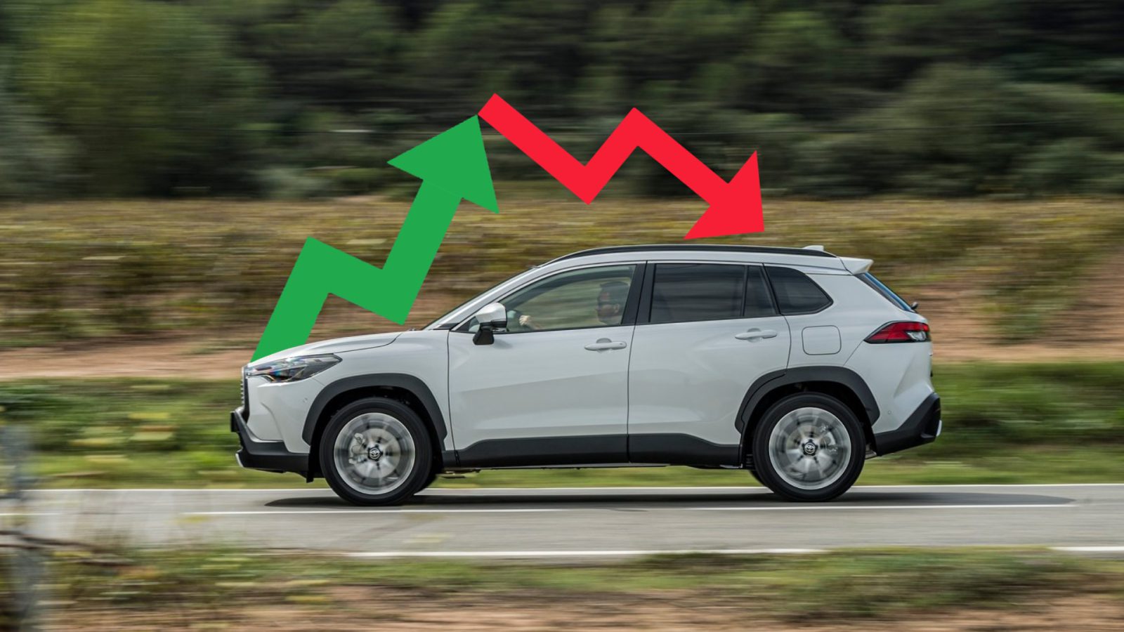 Een witte SUV die op een weg rijdt met groene pijlen omhoog en rode pijlen omlaag, die de fluctuerende trends in de autoverkoopcijfers 2023 symboliseren.