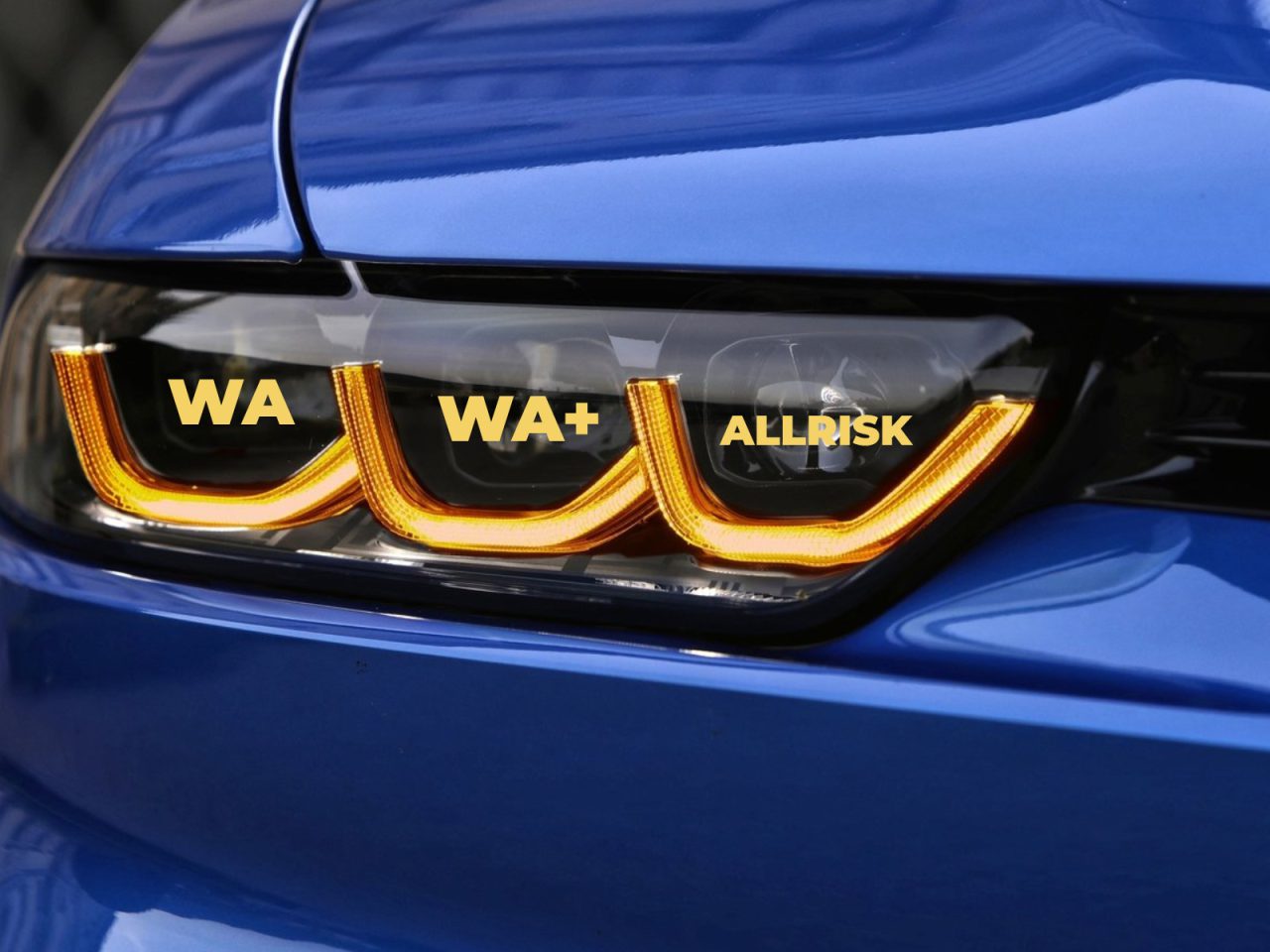 Close-up van de koplamp van een blauwe auto met drie LED-lichtstrips met de opschriften "WA", "WA+" en "ALLRISK" - een perfect beeld voor degenen die graag zuinig op autoverzekering zijn.