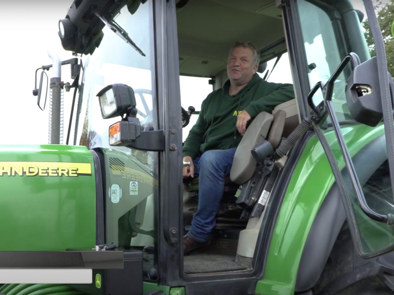 Gerrit Vossers in zijn John Deere 6320