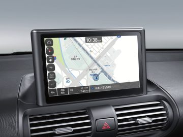 Een dashboarddisplay van Hyundai Casper toont een GPS-navigatiekaart met de huidige tijd (10:38 uur) en actieve routebegeleiding. Aan de linkerkant van het scherm zijn verschillende bedieningsknoppen zichtbaar, wat uw rijervaring nog gemakkelijker maakt.