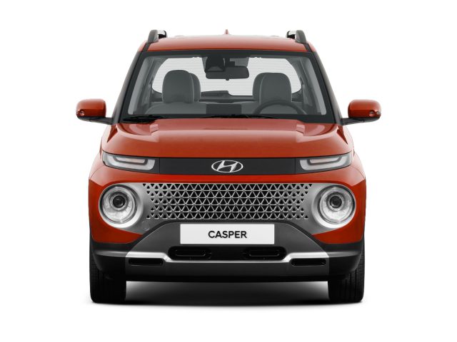 Vooraanzicht van de Hyundai Casper in het rood, met de grille, de koplampen en het iconische Hyundai-logo prominent op de voorkant.