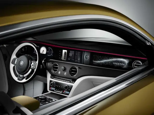 Luxe auto-interieur met een stuur, een digitaal dashboard, ventilatieopeningen en een centraal bedieningspaneel met verschillende knoppen en draaiknoppen. Het ontwerp omvat een strak zwart en beige kleurenschema dat doet denken aan de Rolls-Royce Spectre.