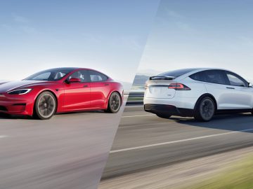 Een zij-aan-zij afbeelding van een rode Tesla Model S Plaid en een witte Tesla Model X die op een weg rijden met een onscherpe achtergrond.