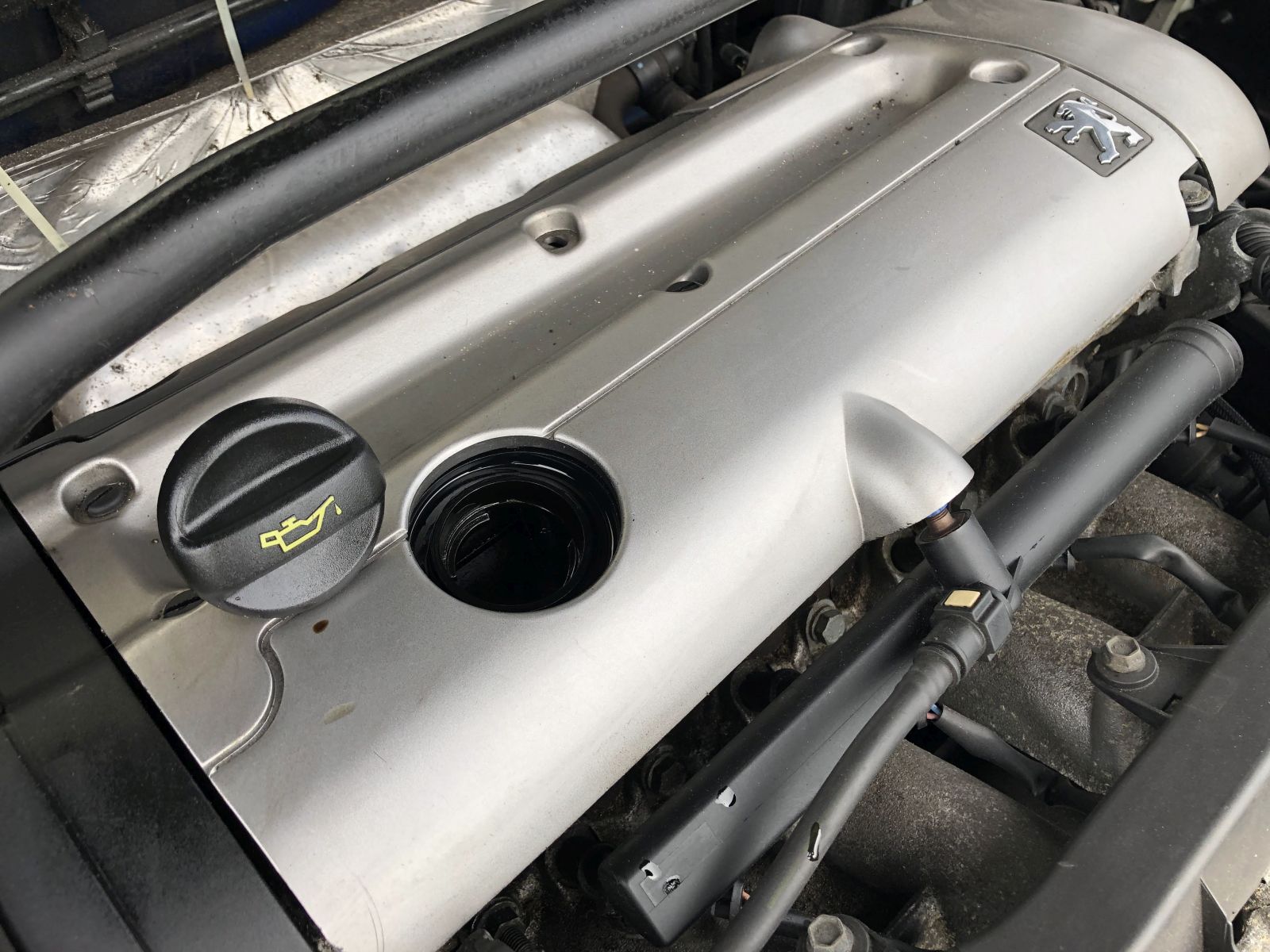 Rijden zonder olievuldop hoe erg is dat? AutoRAI.nl