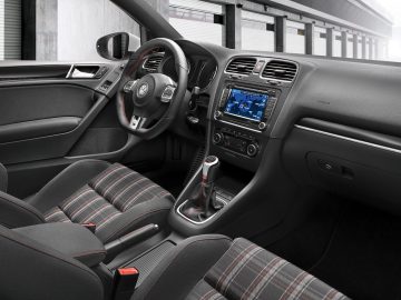 Volkswagen-Golf-6-GTI-interieur3-1600x1067