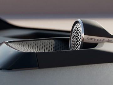 Een close-upafbeelding van een Bowers & Wilkins-luidspreker met een metalen gaasontwerp geïnstalleerd in het dashboard van een Volvo EX90.