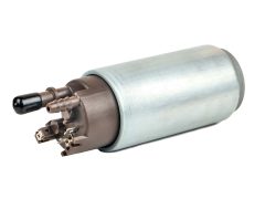 Een zilveren cilindrische brandstofpomp met bruine connectoren, geïsoleerd op een witte achtergrond.