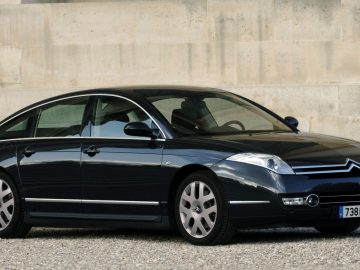 Citroen C6 angled from the front