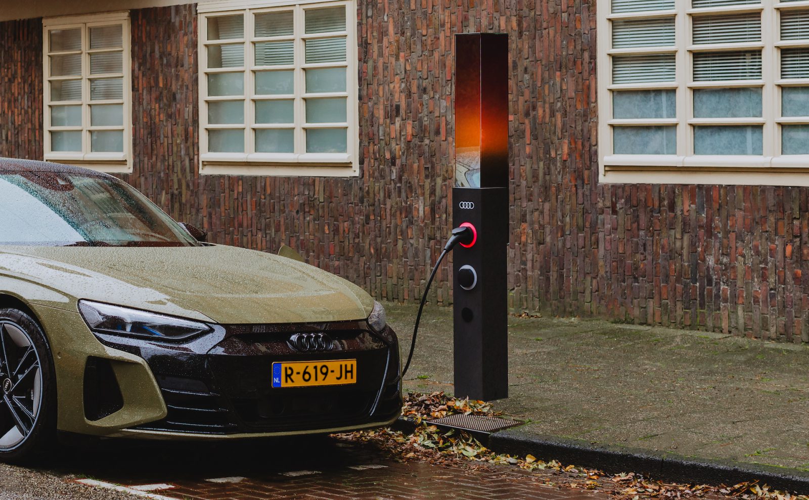 Audi e-tron GT met laadpaal