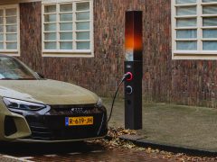 Audi e-tron GT met laadpaal