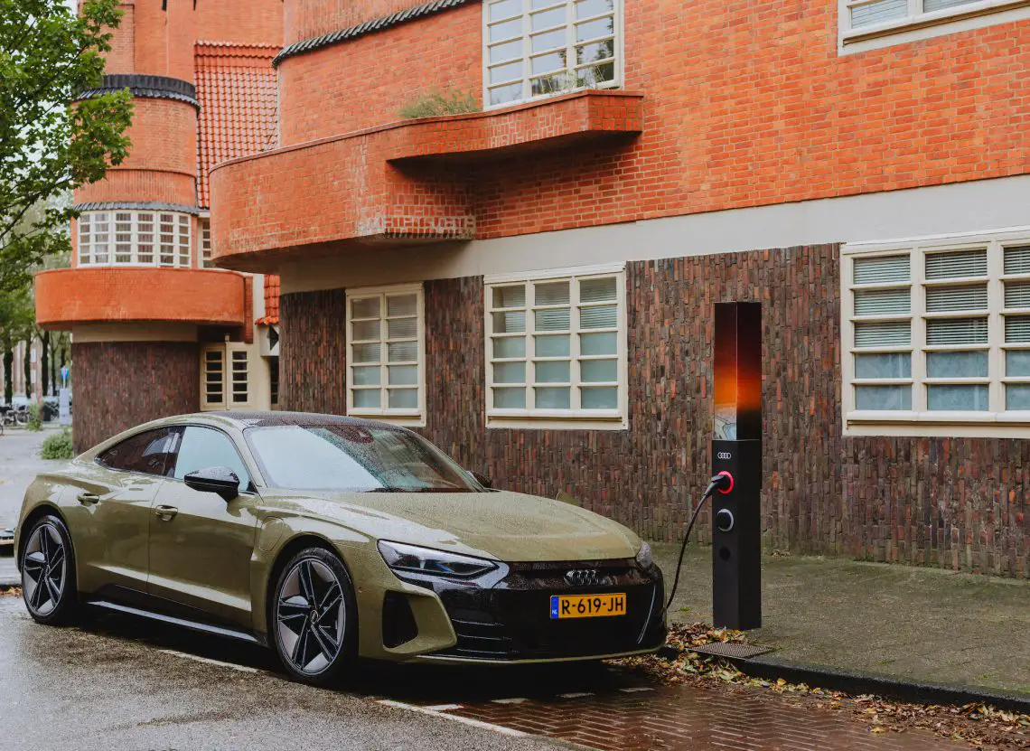 Audi e-tron GT with charging station