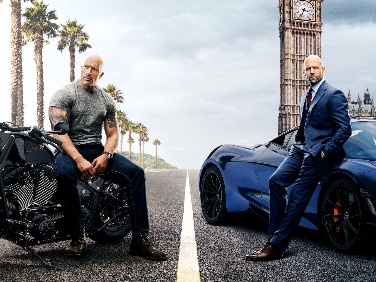 Twee mannen, de één zittend op een motor en de ander leunend tegen een sportwagen, poseerden op een weg met palmbomen en de Big Ben op de achtergrond, die doen denken aan scènes uit de beste autofilms op Netflix.