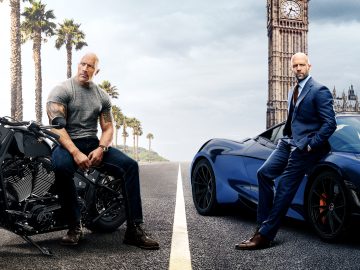 Twee mannen, de één zittend op een motor en de ander leunend tegen een sportwagen, poseerden op een weg met palmbomen en de Big Ben op de achtergrond, die doen denken aan scènes uit de beste autofilms op Netflix.