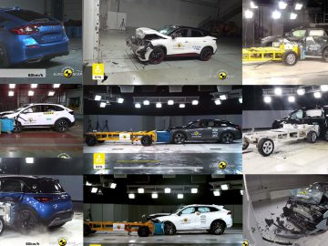 Een collage van crashtestbeelden toont verschillende auto's, waaronder modellen uit China, in verschillende stadia van frontale en zijdelingse botsingstests, met zichtbare crashtestdummy's en ernstige voertuigschade.