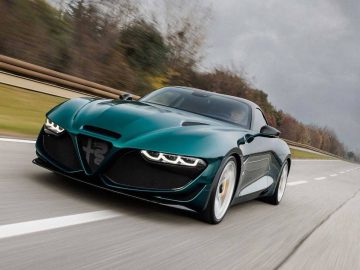 Een strakke groene Alfa Romeo-sportwagen die op een open weg rijdt onder een bewolkte hemel, met bomen en slagbomen op de achtergrond.