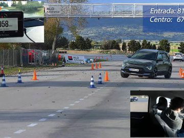 Een Kia Niro navigeert over een hindernisbaan gemarkeerd met oranje kegels. Snelheid: 81 km/u bij binnenkomst, 67 km/u in het midden. Inzetafbeeldingen tonen de snelheidsmeter en een bestuurder die aan het stuur draait.