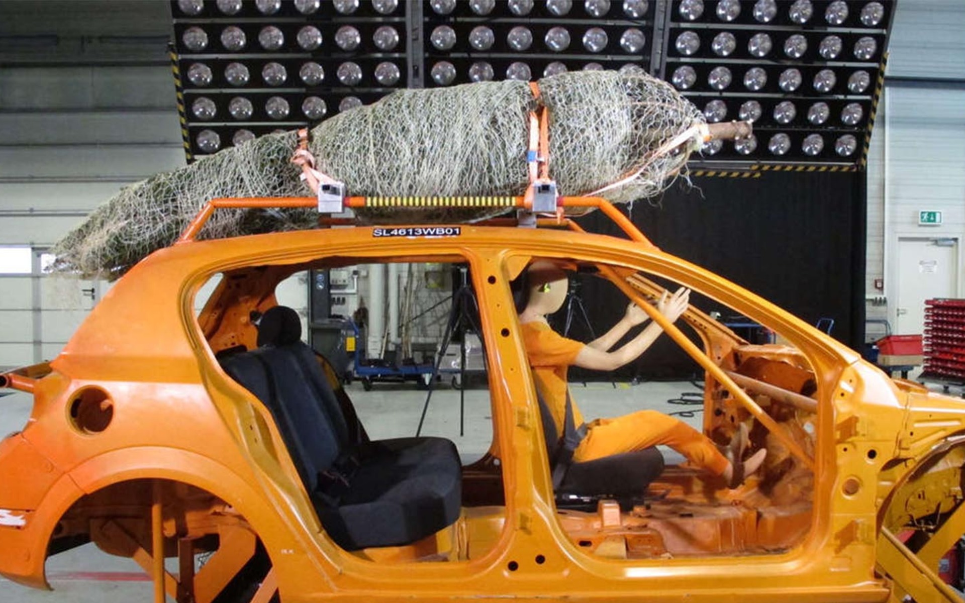 Kerstboomcrashtest waarom je een kerstboom goed moet bevestigen op