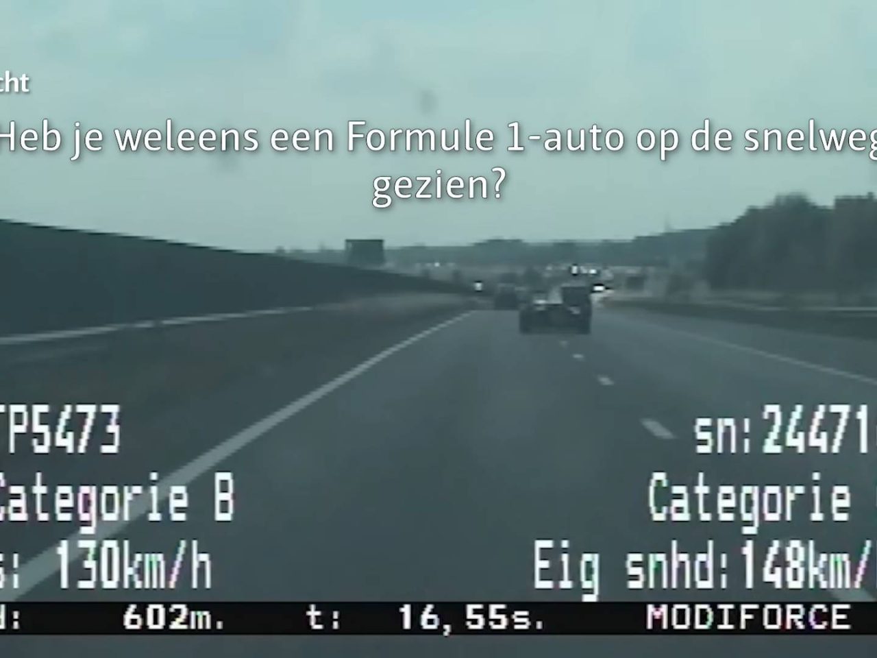 Een F1-auto die over de snelweg raast, met details over snelheid en voertuigcategorie op het scherm. Op het display staat ook een tekst in het Nederlands met de vraag of je ooit een F1-auto op de snelweg hebt gezien.