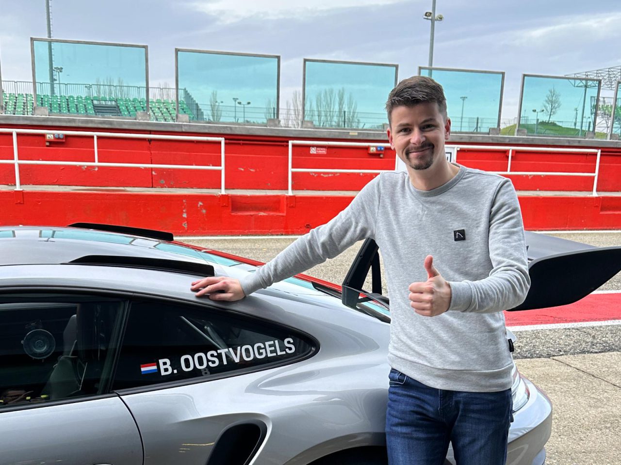 Bart Oostvogels bij een Porsche 911 GT3 RS