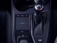 Lexus EV met handbak