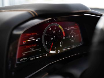 Close-up van het digitale dashboard van een Corvette E-Ray met snelheidsmeter, batterijstatus, elektrisch vermogen, prestatiegegevens en diverse andere indicatoren.