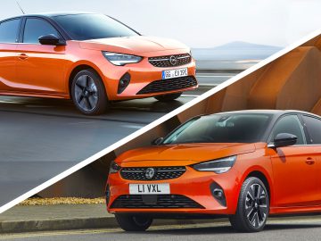 Gesplitste afbeelding van twee oranje Opel-hatchbacks. De bovenste auto staat op een weg met kustlandschap; de onderste auto staat geparkeerd voor een modern, abstract bouwwerk.